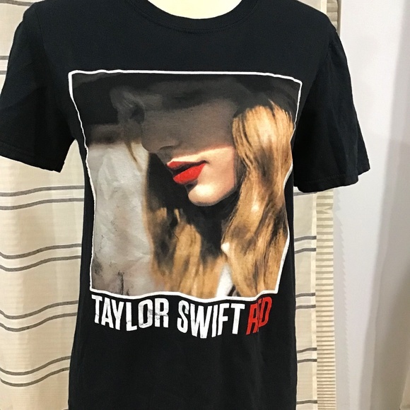 Gildan Tops - Gildan Women Size SM Cotton Taylor Swift Red Tour 2013 T-Shirt Short Sleeve Blac